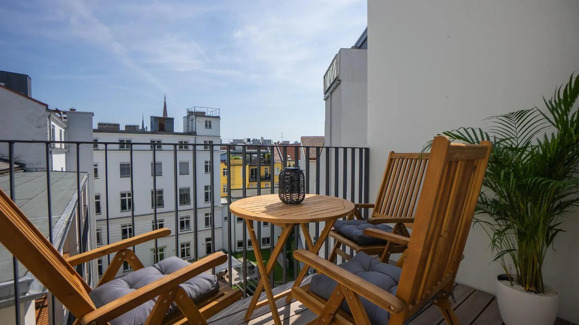 Bright Stylish Apartment With A Balcony In A Top Location Vienna